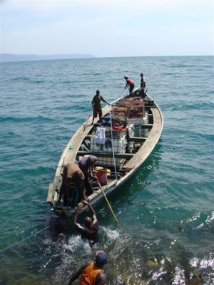 Fot.3. Cumowanie łodzi do skalistego nabrzeża