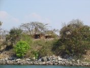Domy na brzegu jeziora nieopodal Nsumbu